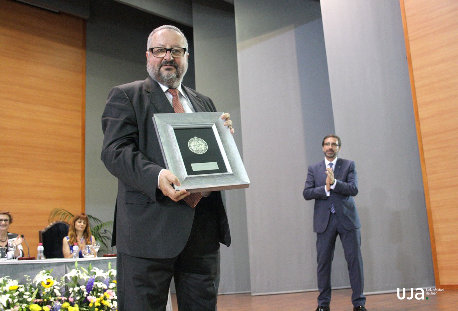 La Universidad de Jaén rinde homenaje a su primer rector, Luis Parras Guijosa, con la edición de un libro y la dedicatoria de una sala