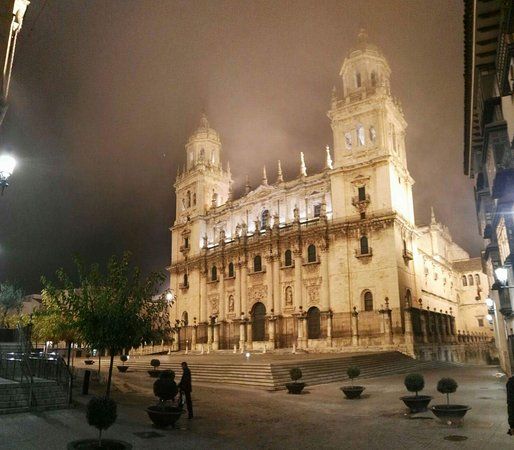 CRÓNICA DEL DÍA: Pues sí, hay quien sigue creyendo en el gran emblema de Jaén, su Catedral