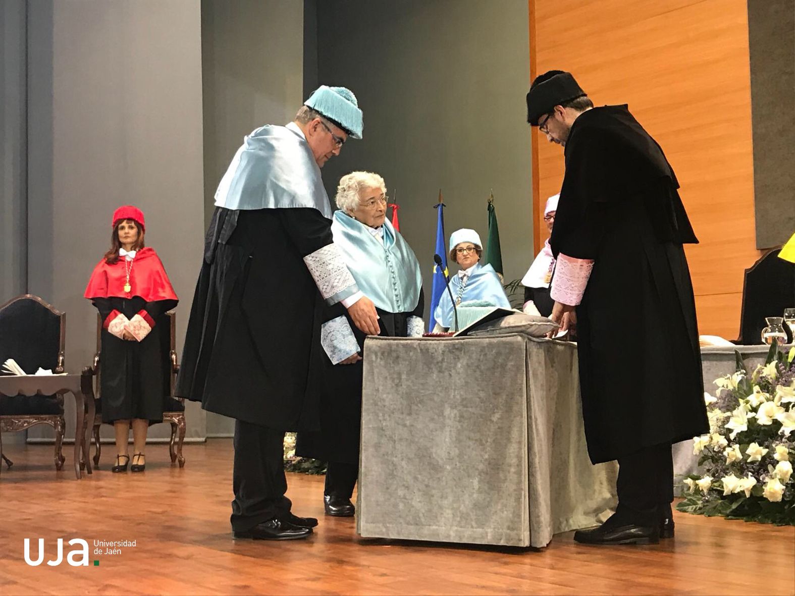 La filóloga Luisa López Grigera ha sido investida Doctora Honoris Causa de la Universidad de Jaén