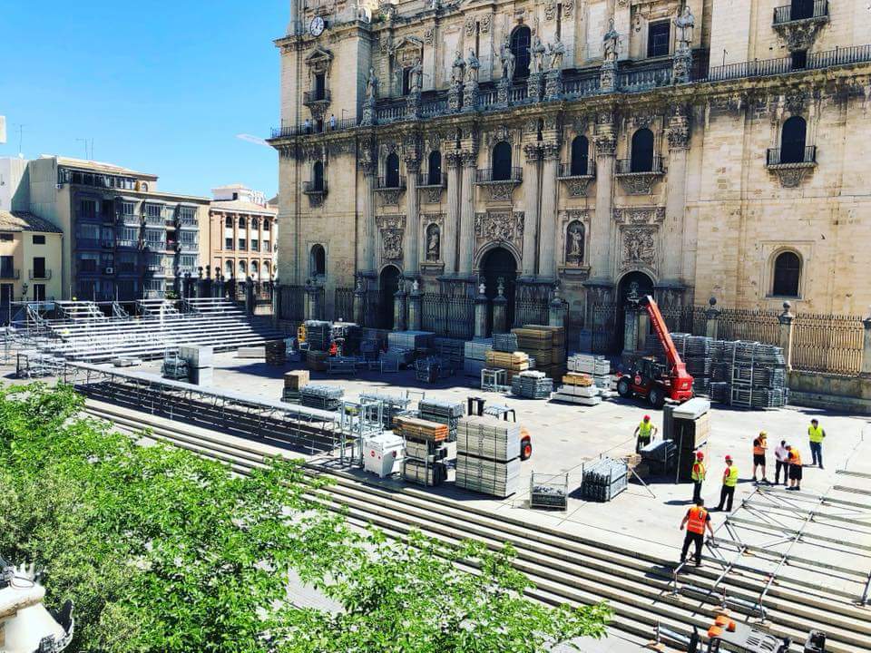 POR FAVOR, CUIDEMOS LA PLAZA DE SANTA MARÍA Y LA CARRERA