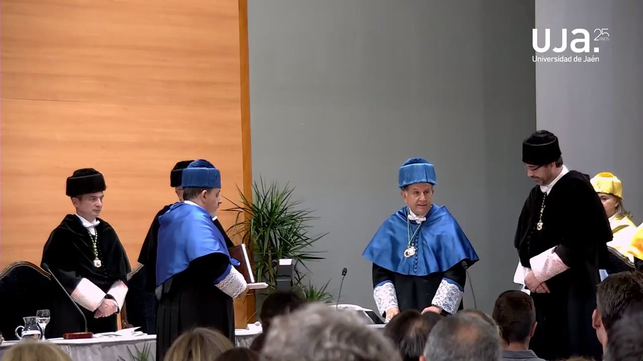 ANTONIO PASCUAL AFIRMA TRAS RECIBIR EL HONORIS CAUSA QUE LA UNIVERSIDAD HA AYUDADO A ABRIR EN JAÉN UNA VENTANA AL MUNDO