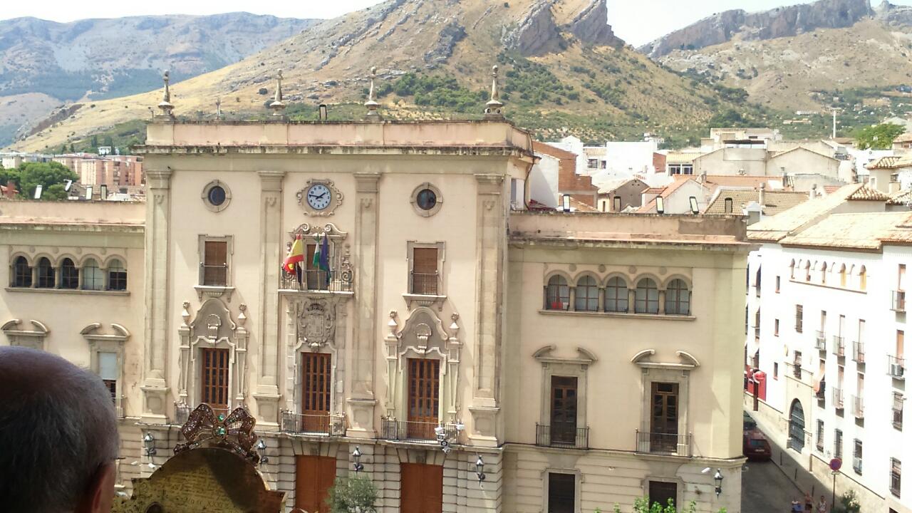 El reloj del Ayuntamiento.- Sin duda es un síntoma de la situación especial en la que se encuentra el Ayuntamiento de Jaén. Cuando el reloj que marca la hora del Consistorio no va bien es que las cosas no funcionan. El reloj municipal no está en hora.