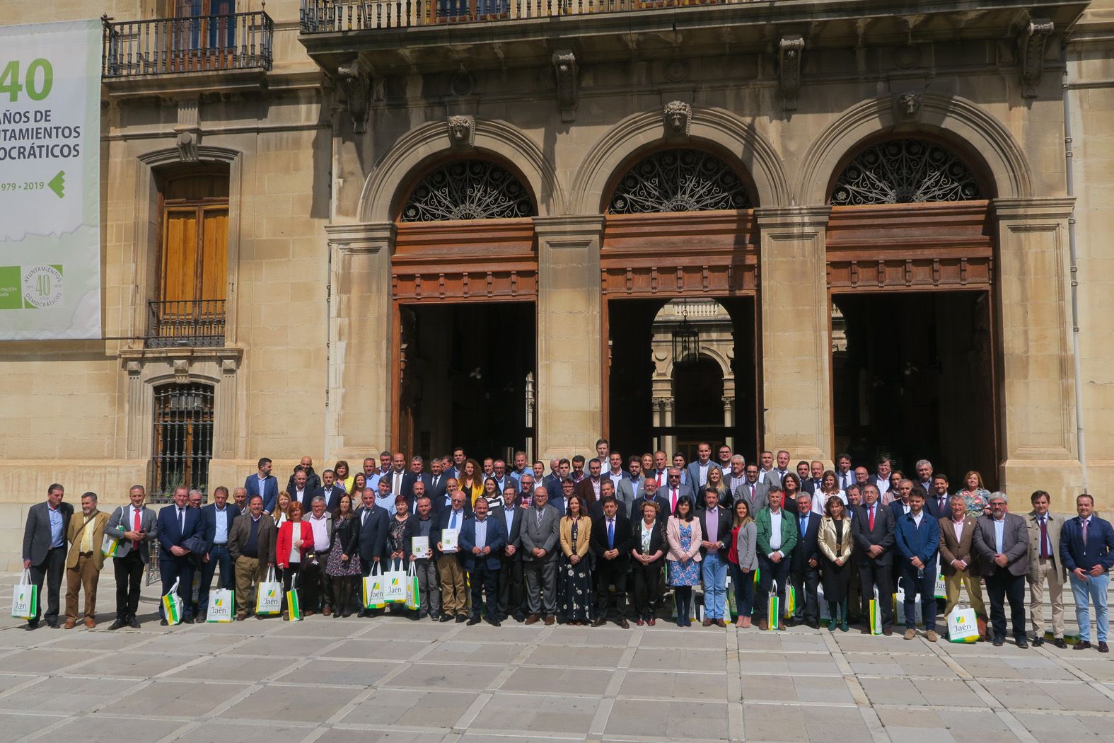 CRÓNICA DEL DÍA: OPORTUNO Y EMOTIVO HOMENAJE A LOS AYUNTAMIENTOS DEMOCRÁTICOS