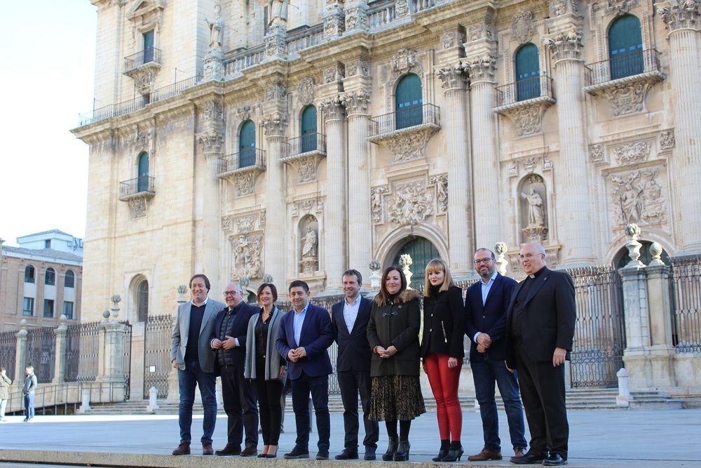 OTRA FOTO ANTE LA CATEDRAL, Y VAN…PERO CON TODO ES UNA BUENA NOTICIA