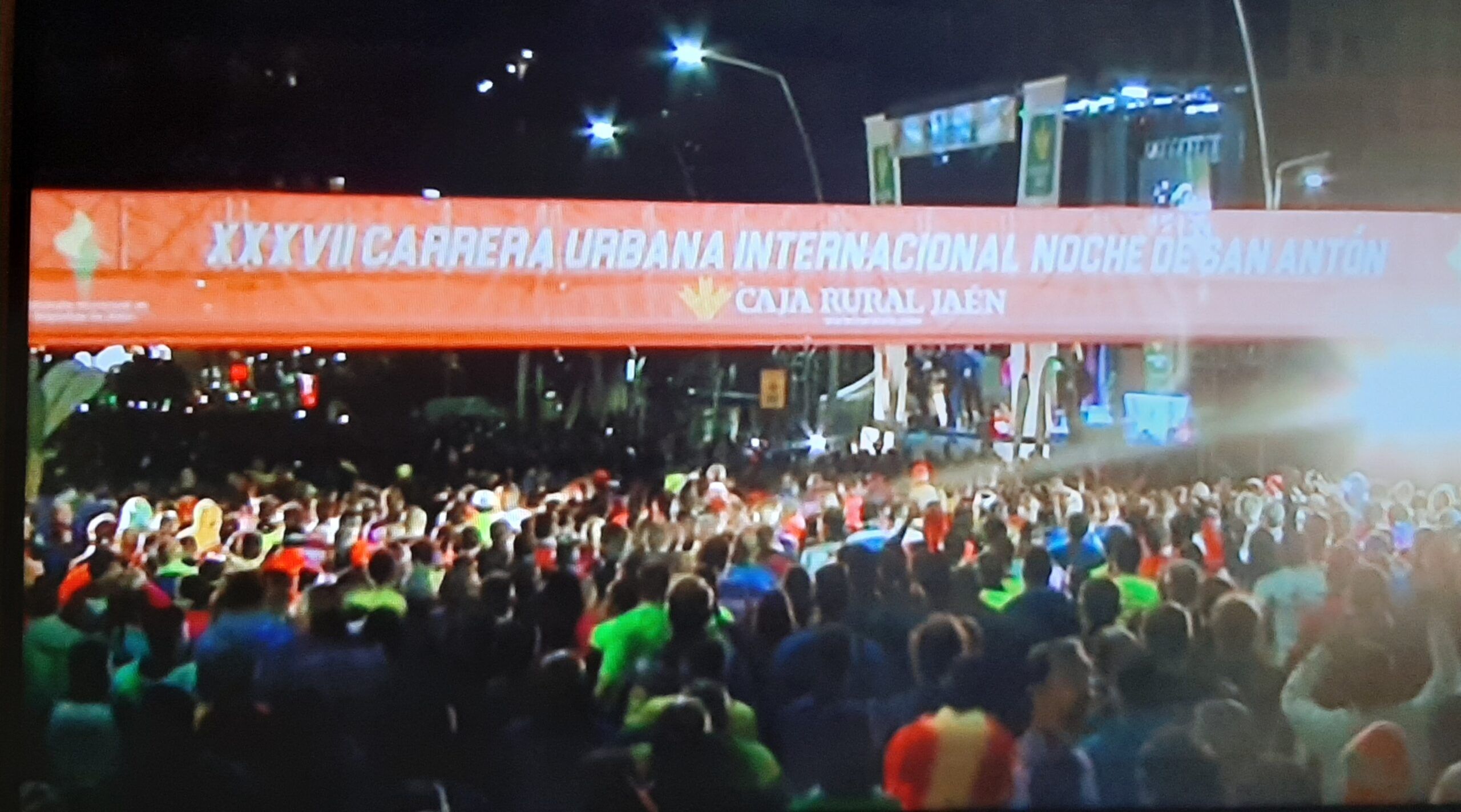 NOCHE MÁGICA EN LA CAPITAL CON UNA CARRERA ESPECTACULAR, LAS LUMBRES, Y TODO JAÉN EN LA CALLE