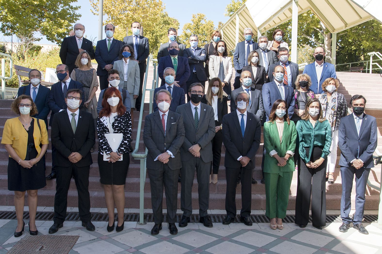 CRÓNICA DEL DÍA: RECTOR Y CONSEJERO ABREN EL CURSO DE LA UJA EN SON DE PAZ