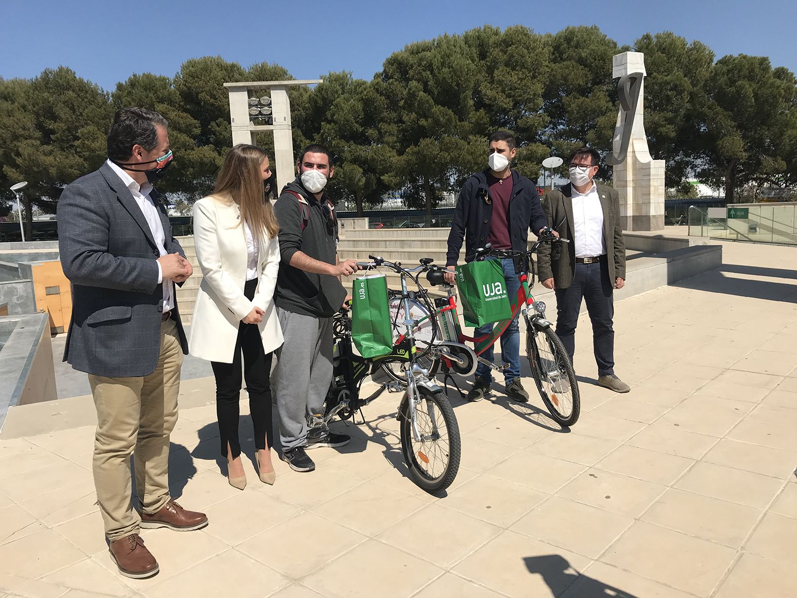 LA UJA ENGTREGA LAS BICICLETAS ELÉCTRICAS A LOS GANADORES DEL IV PROGRAMA DE MOVILIDAD SOSTENIBLE ‘HACK THE CITY’