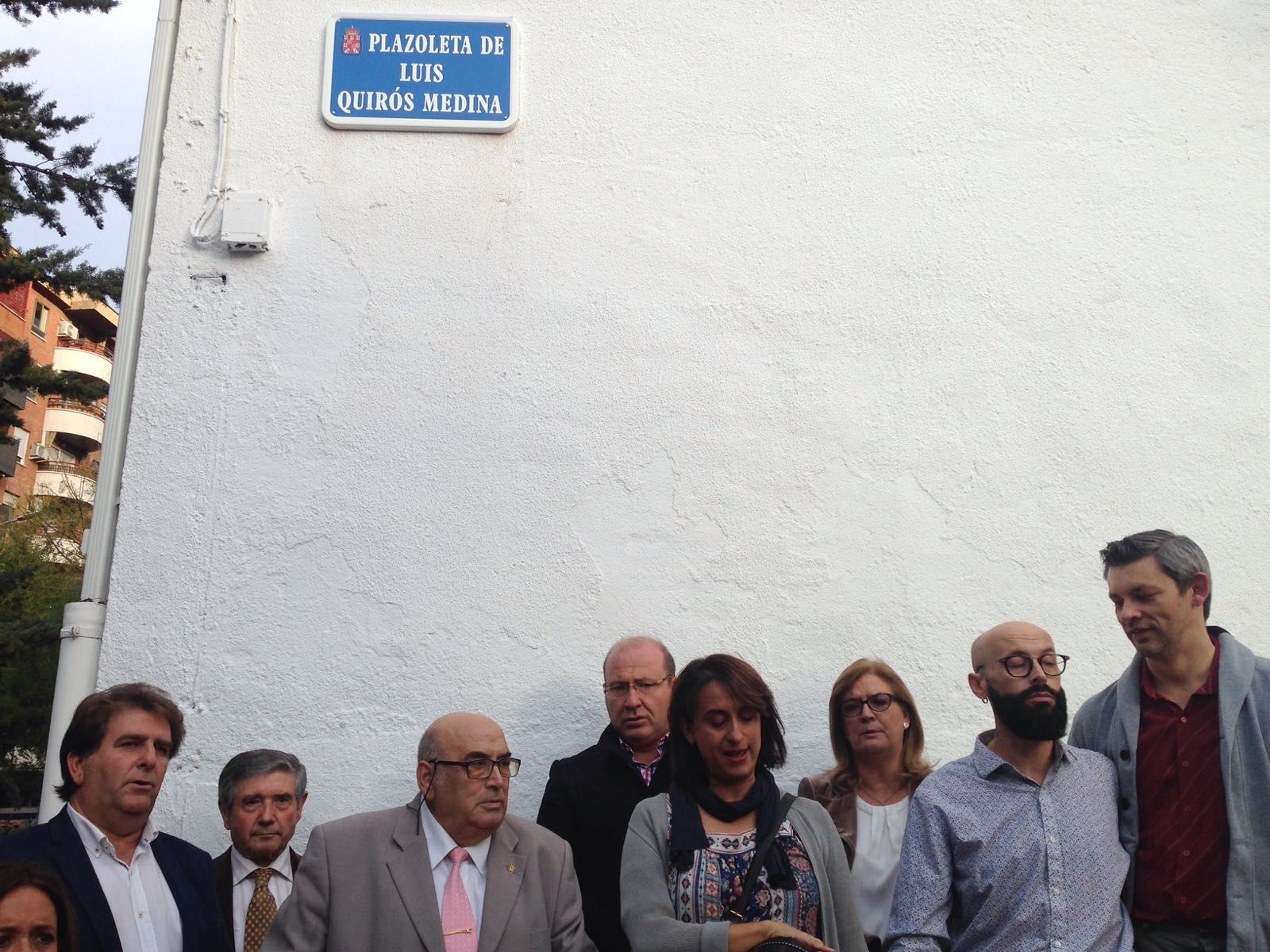 Plazoleta de Luis Quirós. El alcalde descubrió una placa en el barrio de Santa Isabel en la que desde ahora llevará el nombre de Plazoleta de Luis Quirós Medina, en reconocimiento a quien tanto ha hecho por el barrio y el vecindario. Enhorabuena.