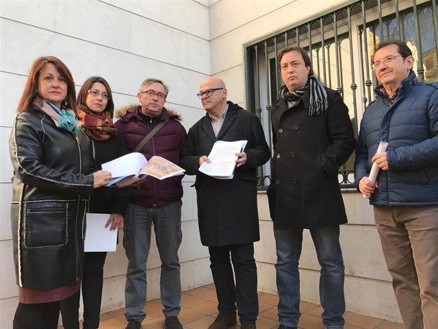 PSOE y colectivos deciden denunciar las pintadas en la Catedral