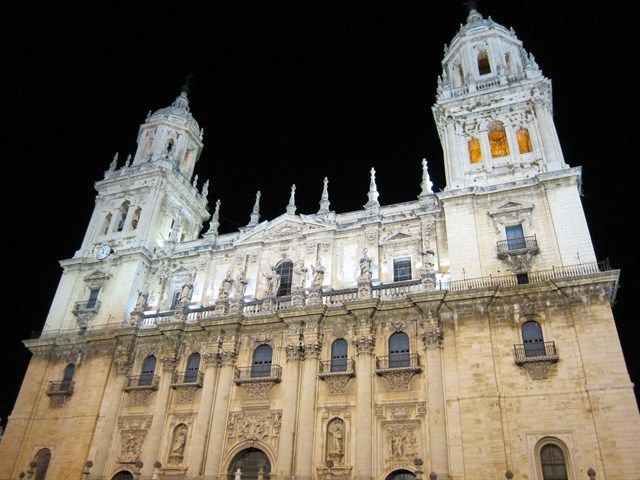 Hosteleros piden al Ayuntamiento que garantice la iluminación exterior de la Catedral