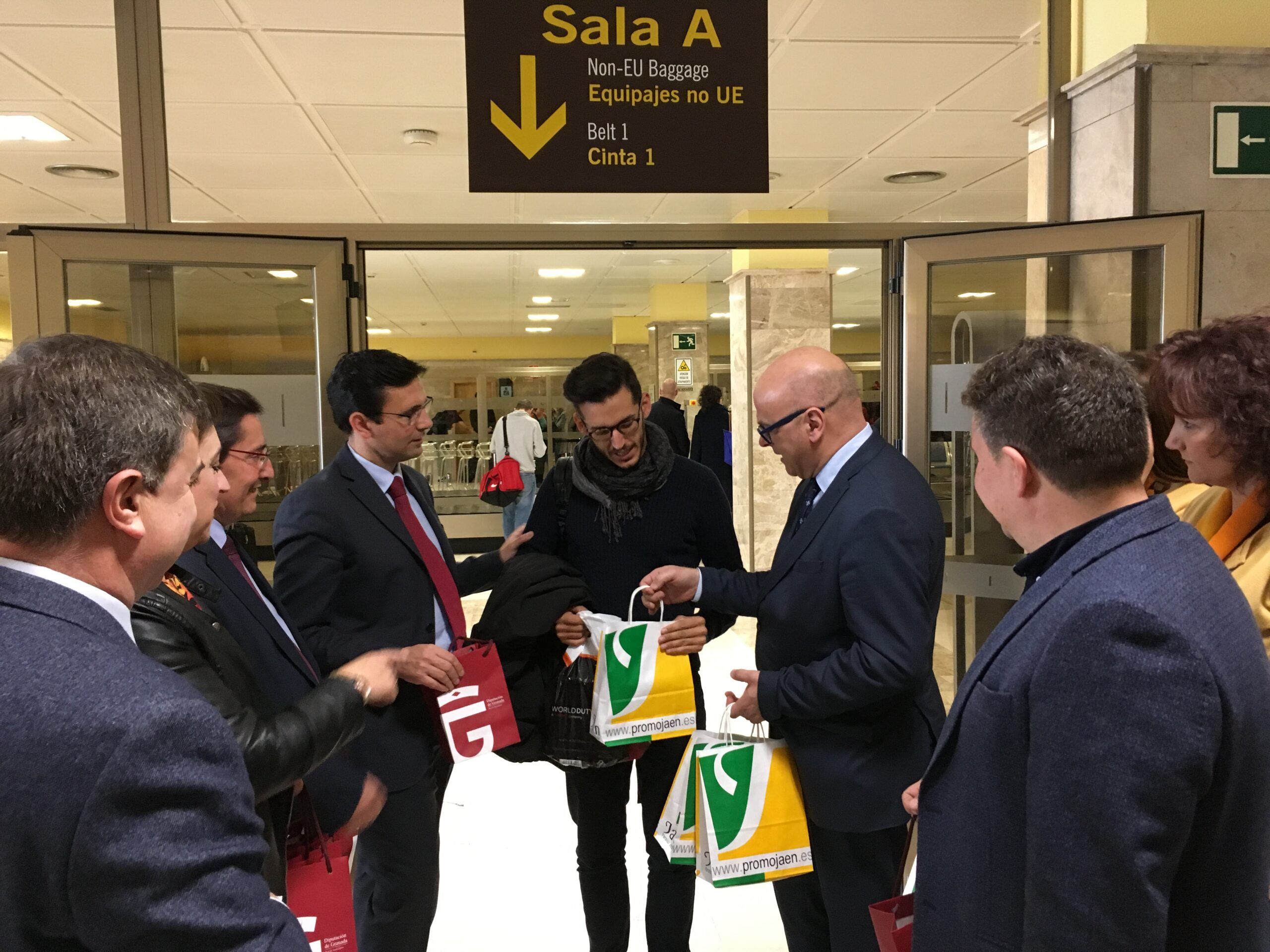 Presencia de Jaén en la llegada del primer vuelo de la conexión de Londres con el aeropuerto ‘Federico García Lorca’