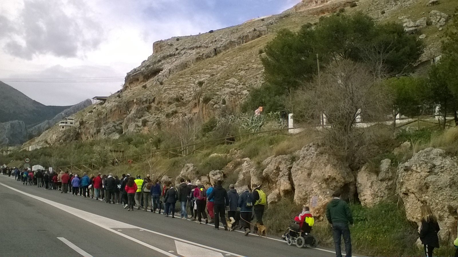 El pleno insta a la Junta a cancelar la autorización e impedir la continuidad de la cantera de la Fuente de la Peña