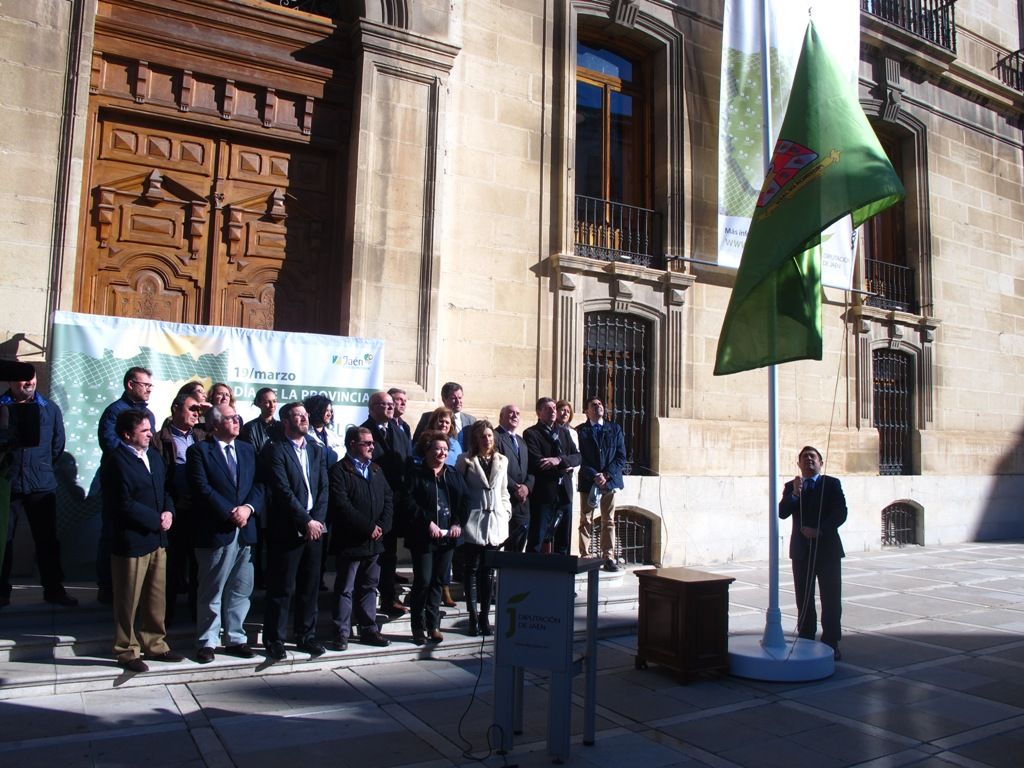 El izado de la bandera de la provincia de Jaén inicia los actos del Día de la Provincia