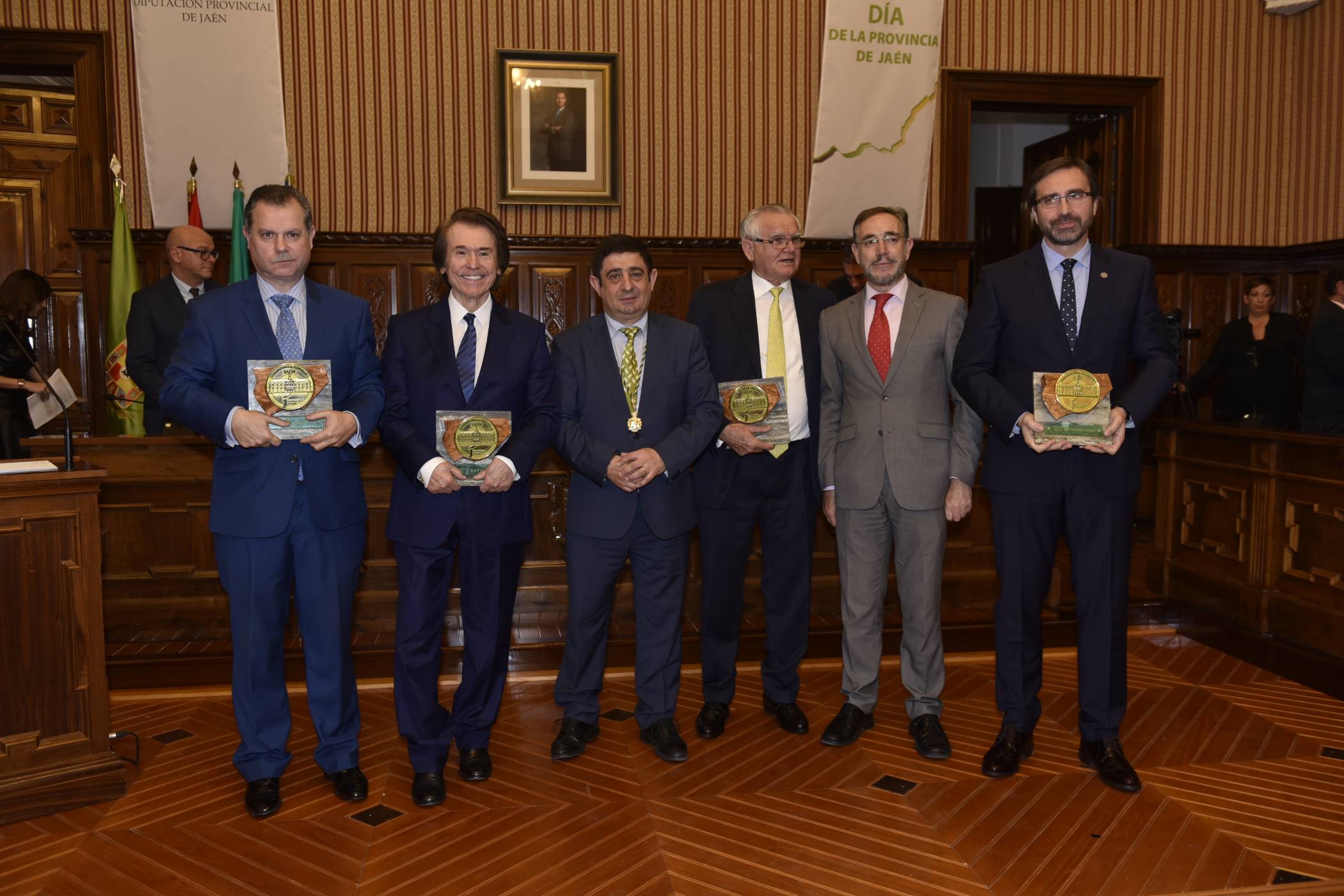 Raphael, la UJA, Manuel Medina y el grupo Luis Piña, reciben los Premios de la Provincia