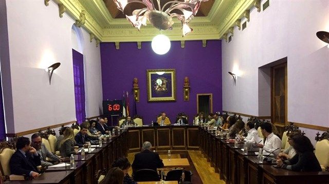 El pleno del Ayuntamiento aprueba la refinanciación de cinco préstamos que suman 12,5 millones de euros