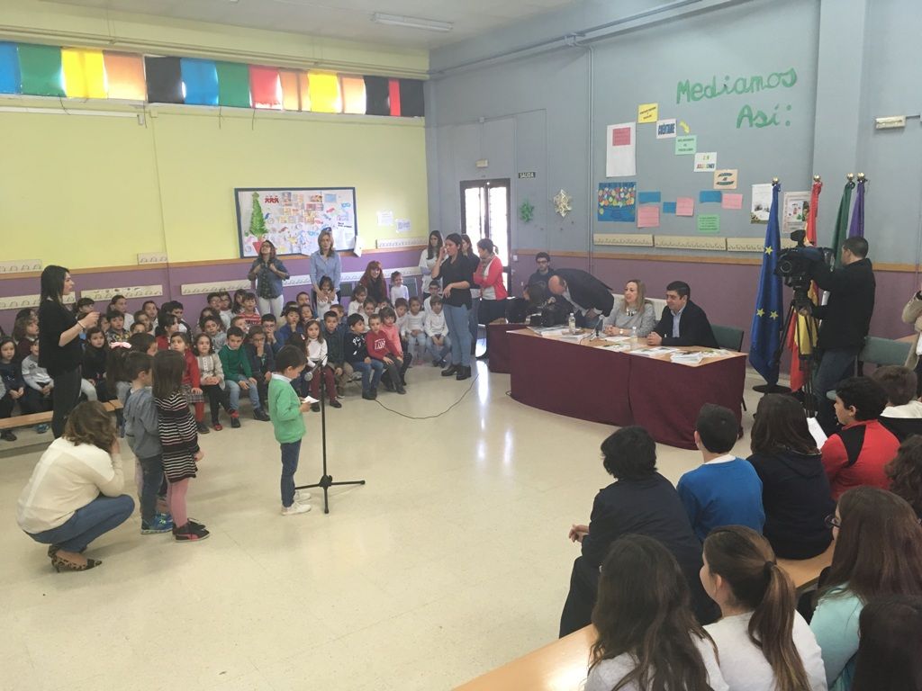 Miguel Hernández y Josefina Manresa, en los colegios