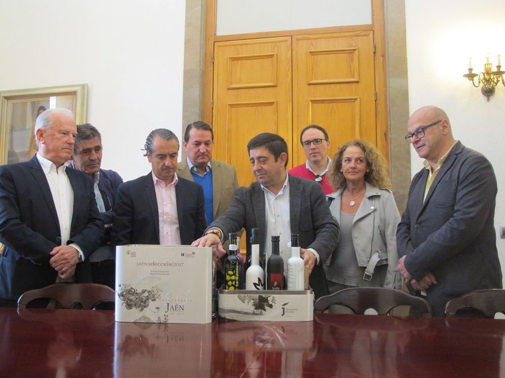 Reyes se reúne con  los empresarios de Jaén Selección 2017 para «enriquecer» las acciones promocionales de este año