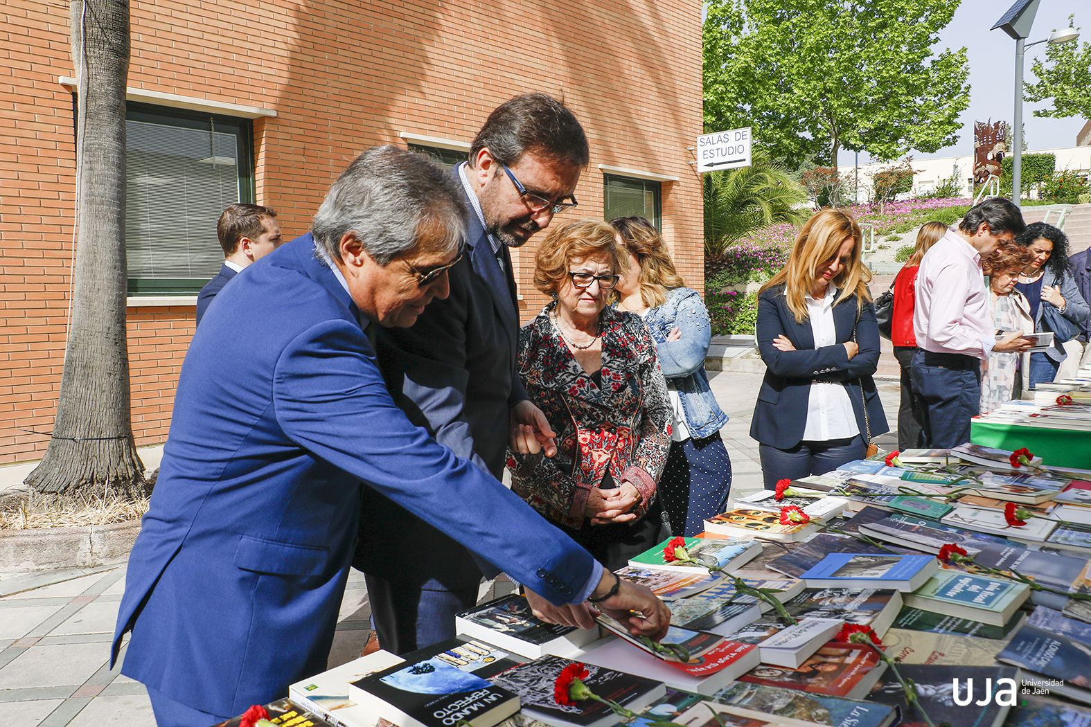 La UJA celebra su Fiesta del Libro con presencia de una veintena de expositores