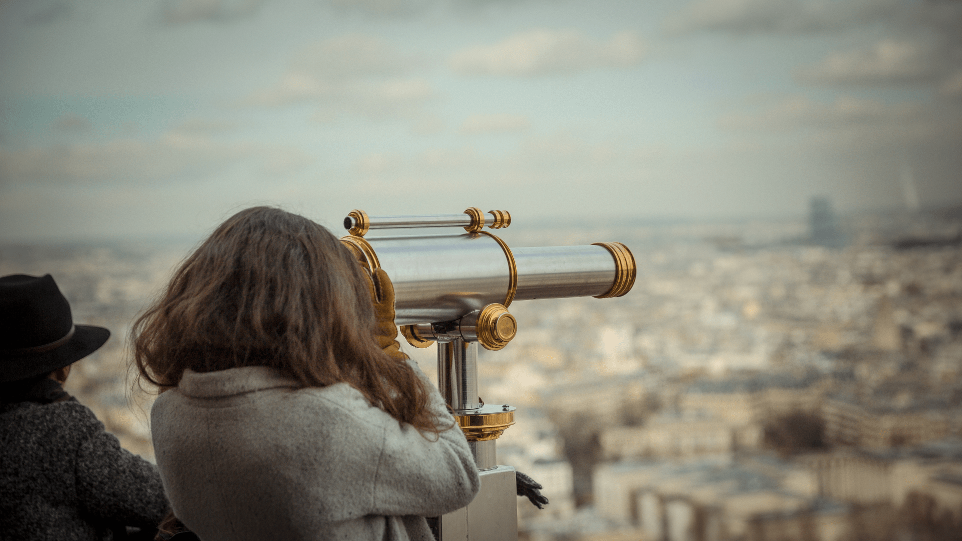 “El amor mira a través de un telescopio; la envidia, a través de un microscopio”