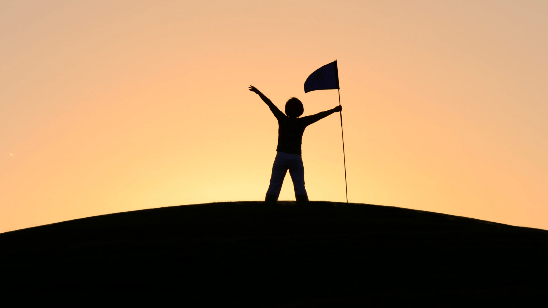 “Aprende a ser feliz con lo que tienes mientras persigues todo lo que quieres”