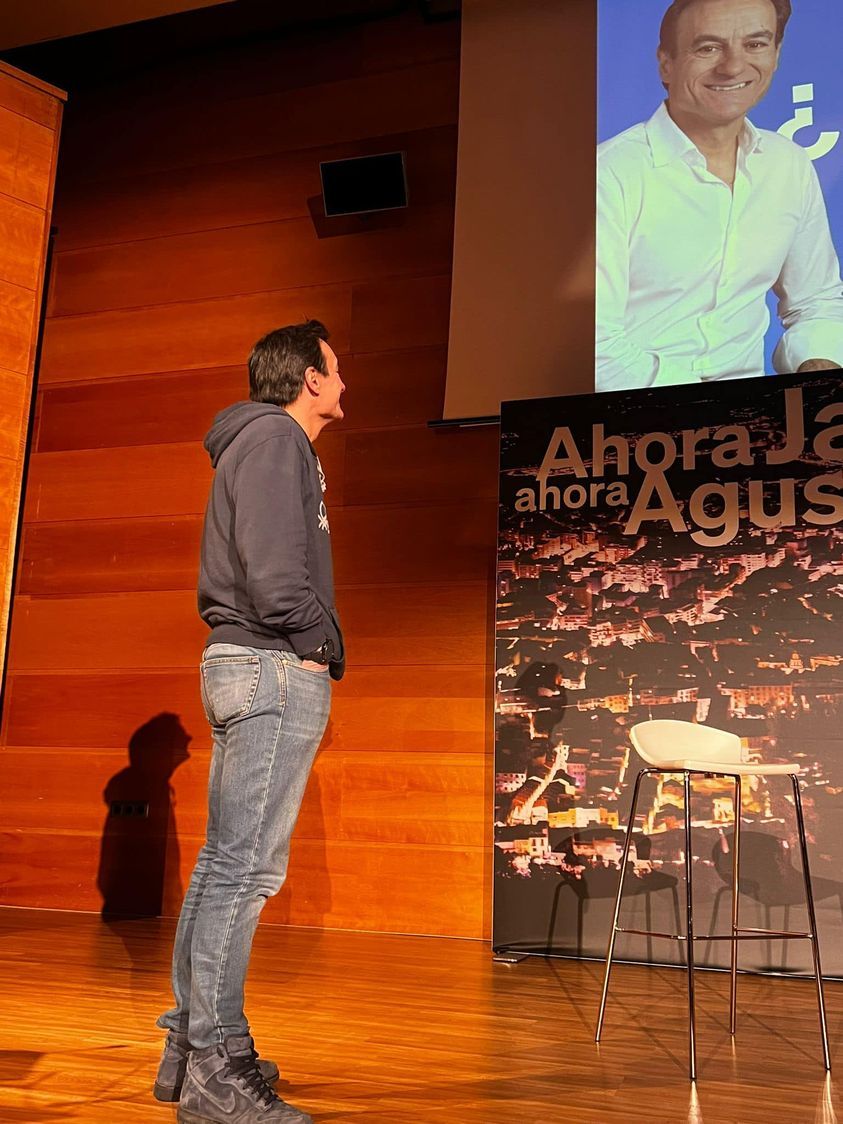 Banderas y medallas para Jaén, ávidos de conocer la lista del PP…y el debate entre lo público y lo privado