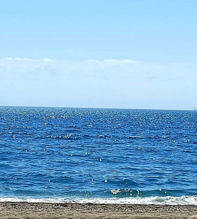 “El mar sonríe a lo lejos. Dientes de espuma, labios de cielo”