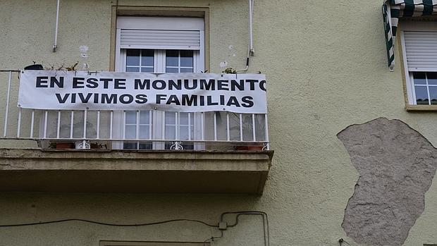 Diecisiete años de espera en Las Protegidas se merece poner colorados a los políticos