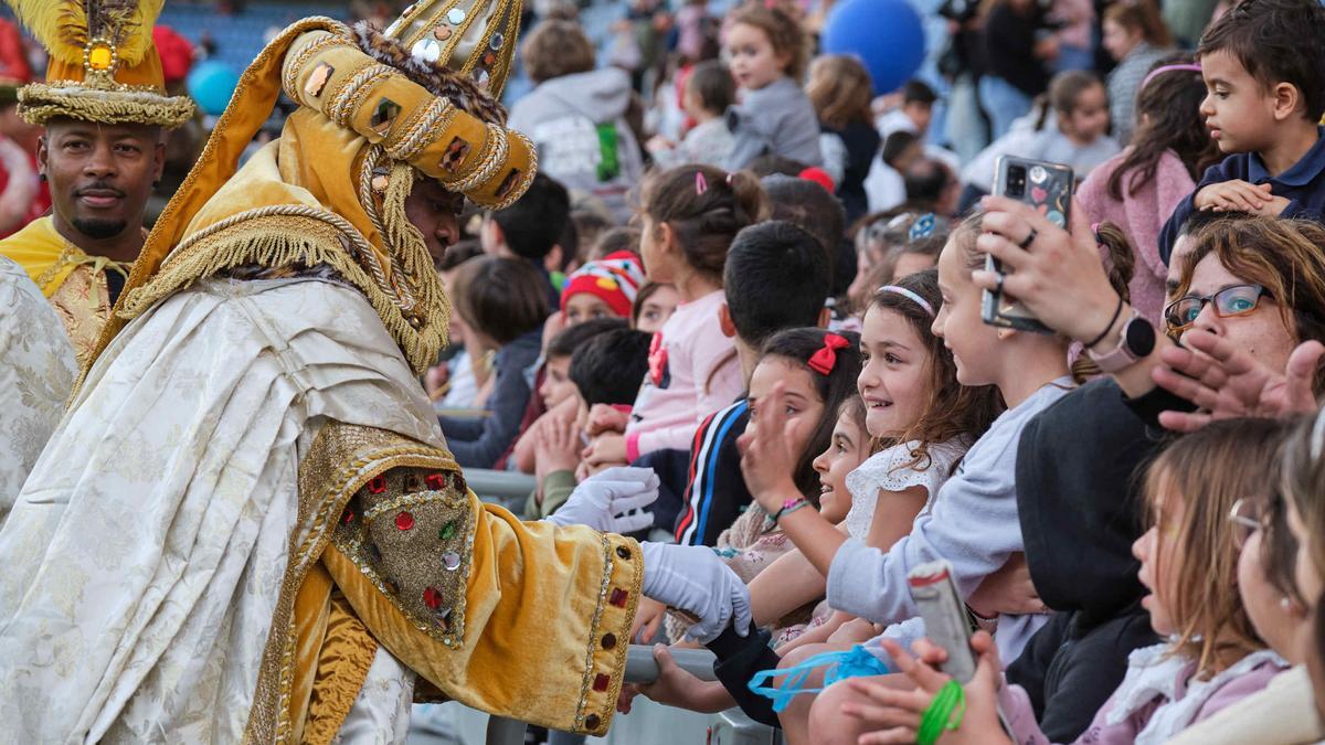 “Protegedme de la sabiduría que no llora, de la filosofía que no ríe y de la grandeza que no se inclina ante los niños”