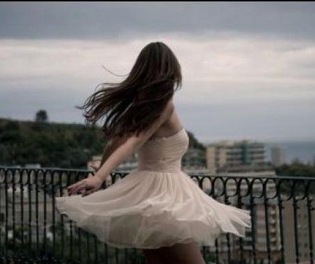Bailar como si nadie mirara, amar como si no hubieras herido, cantar como si no te escucharan, y vivir como si fuera el cielo en la tierra