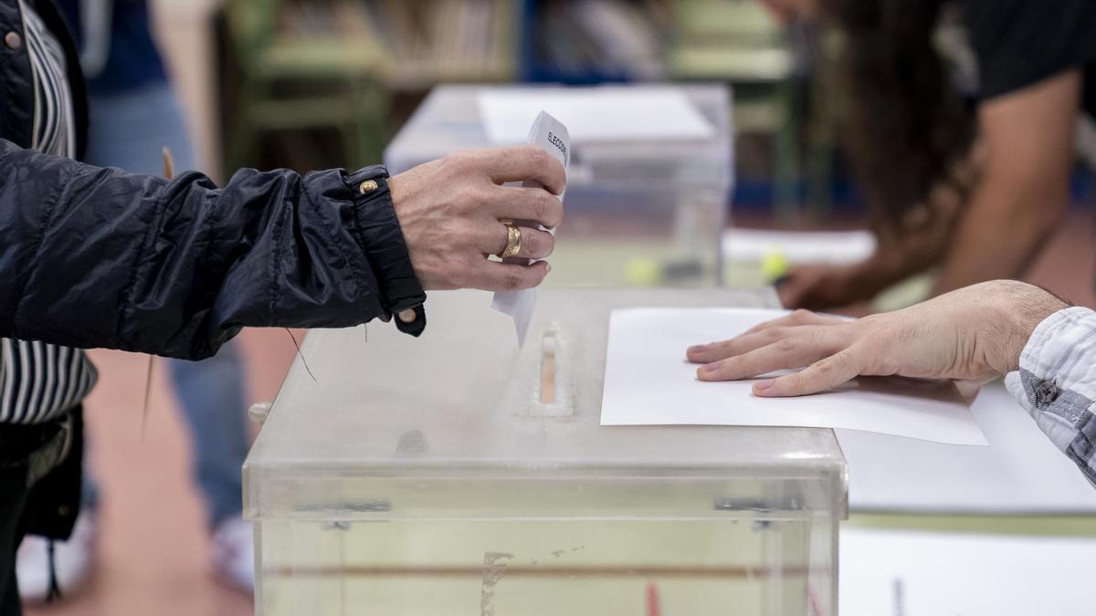 “En una democracia de verdad, el pueblo no debe conformarse con elegir a sus gobernantes, debe gobernar a sus elegidos”