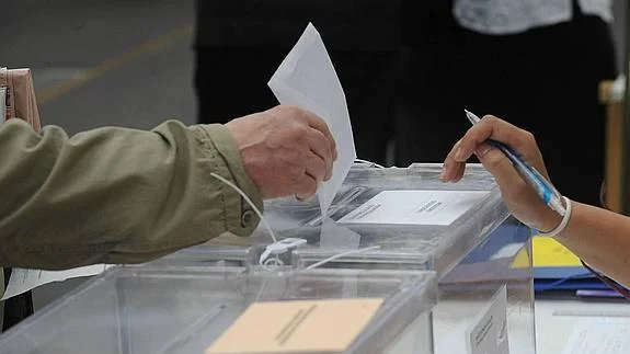 “En una democracia de verdad, el pueblo no debe conformarse con elegir a sus gobernantes, debe gobernar a sus elegidos”