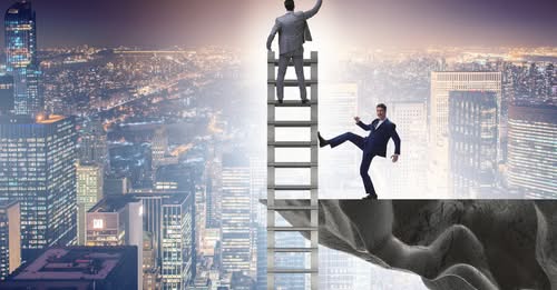 «Aléjate de la gente que trata de empequeñecer tus ambiciones»