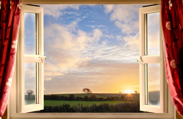 “Cuando no sepas por dónde amanecerá, abre toda las ventanas”