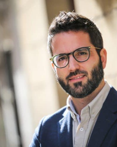A la forma de Paredes: La mirada del poeta en ‘Vivir en tu invierno’