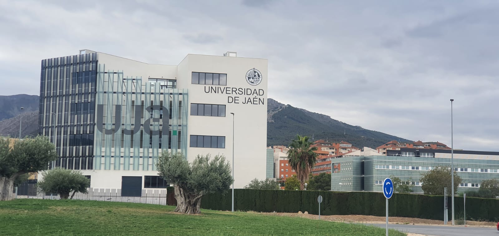 Jaén no acepta la Andalucía de las dos velocidades, la UJA en combate… y el culto reverencial a los jefes