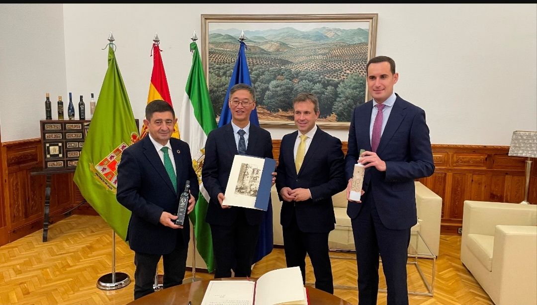 Ha pasado un año: ni rescate, ni compra de la Alcaldía, presupuesto municipal en entredicho, malas noticias para la UJA… y tratando a los chinos “a cuerpo de rey”