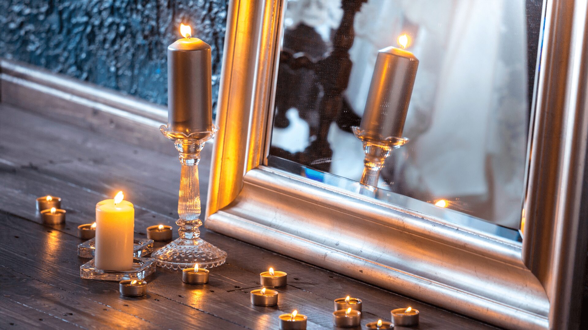 “Hay dos maneras de difundir la luz: ser la vela o el espejo que la refleja”