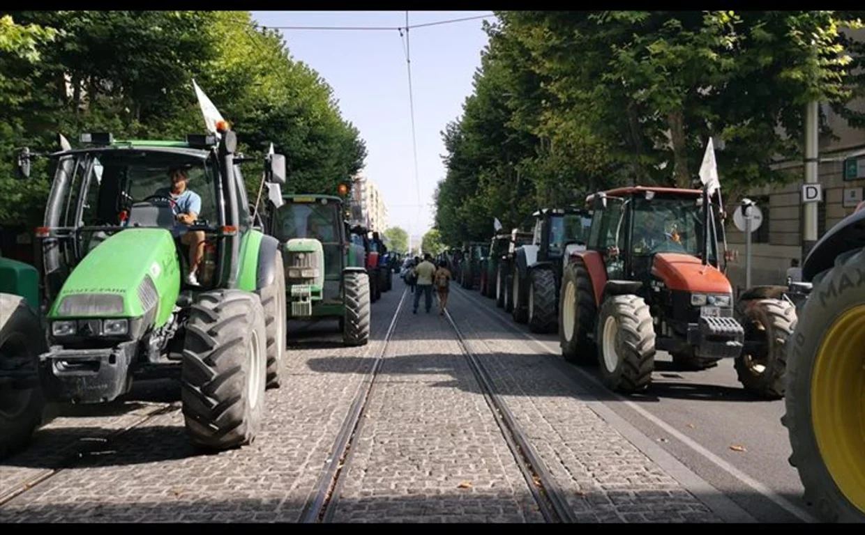 El campo se rebela con toda razón, sorteando el horror en los Puentes, Jaén: “los datos reflejan una ciudad dinámica”…y el tren tercermundista de cada día