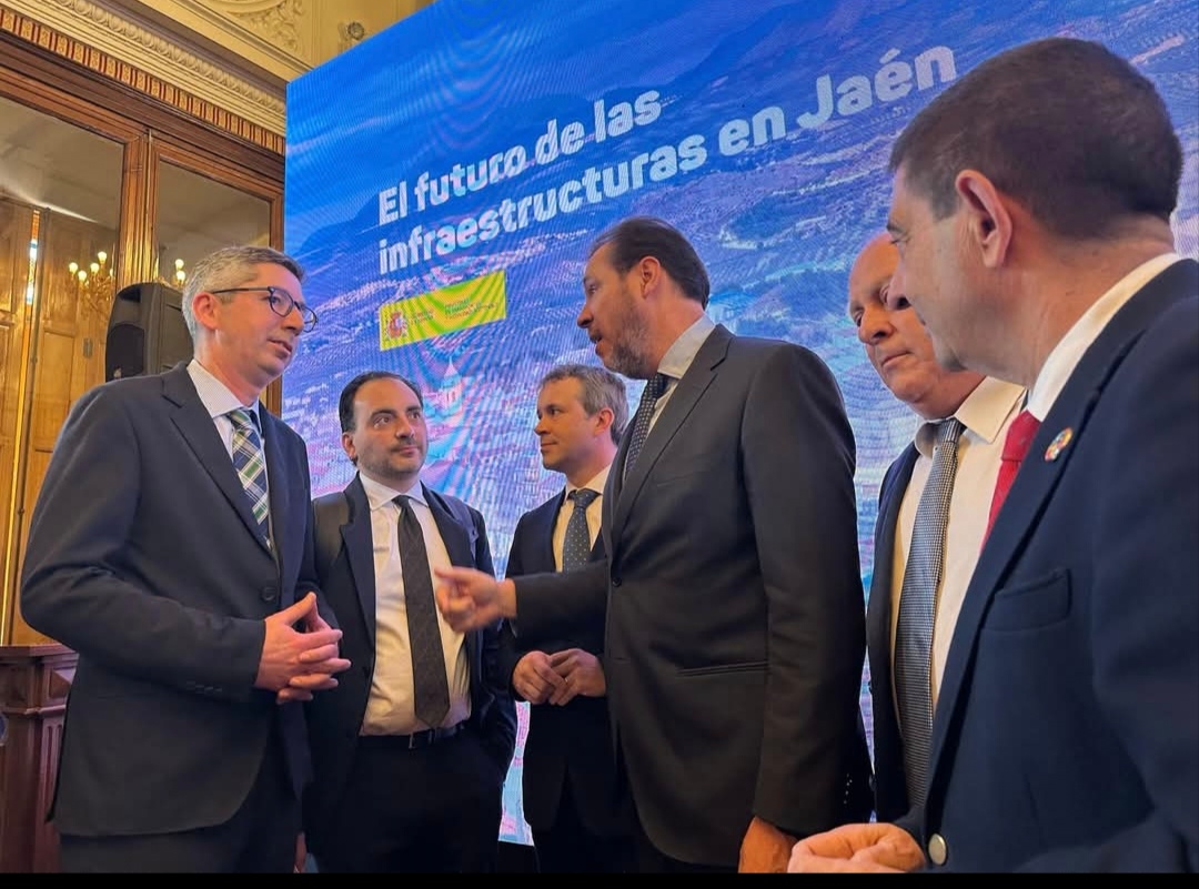 Ni Puente, ni Juanma Moreno, ni ninguno, todos vienen a cumplir el trámite y a mentir…y Mujeres…y punto