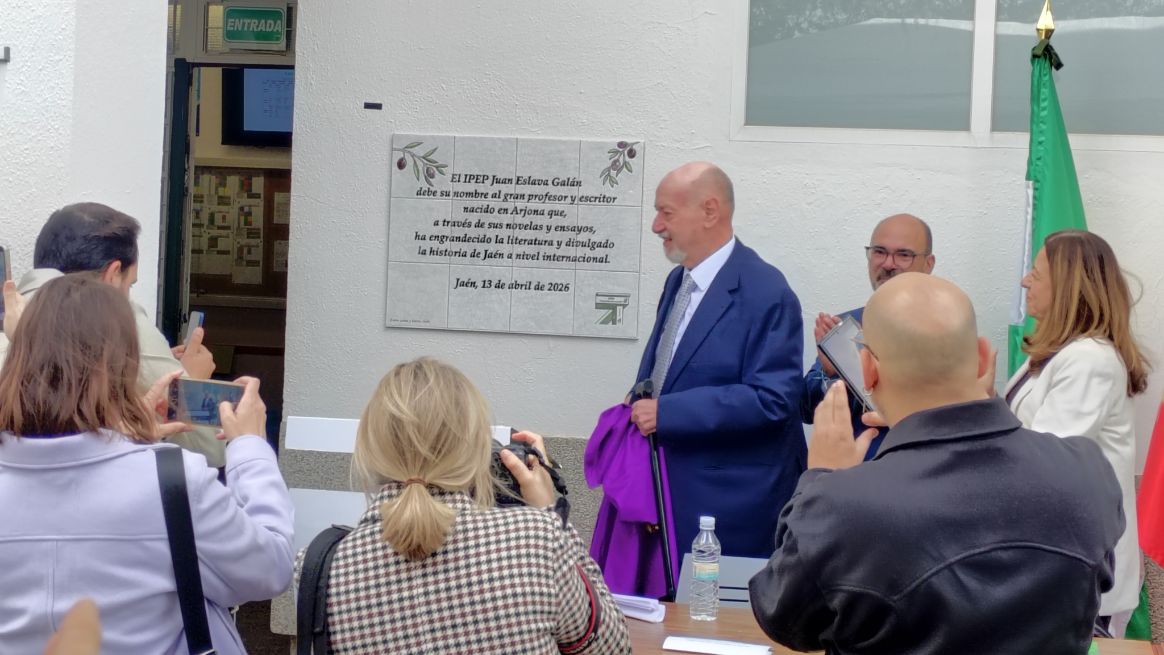 La placa para dar el nombre de un instituto a Juan Eslava se convierte en un canto a Jaén