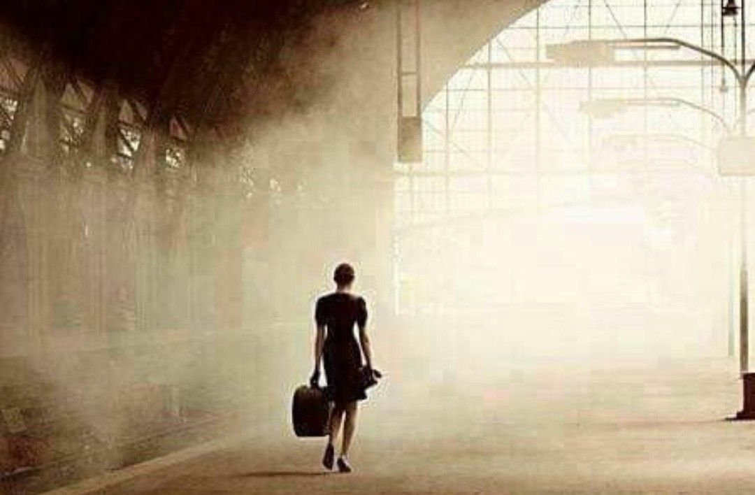 «En tres palabras puedo resumir todo lo que he aprendido acerca de la vida: Continúa hacia adelante»