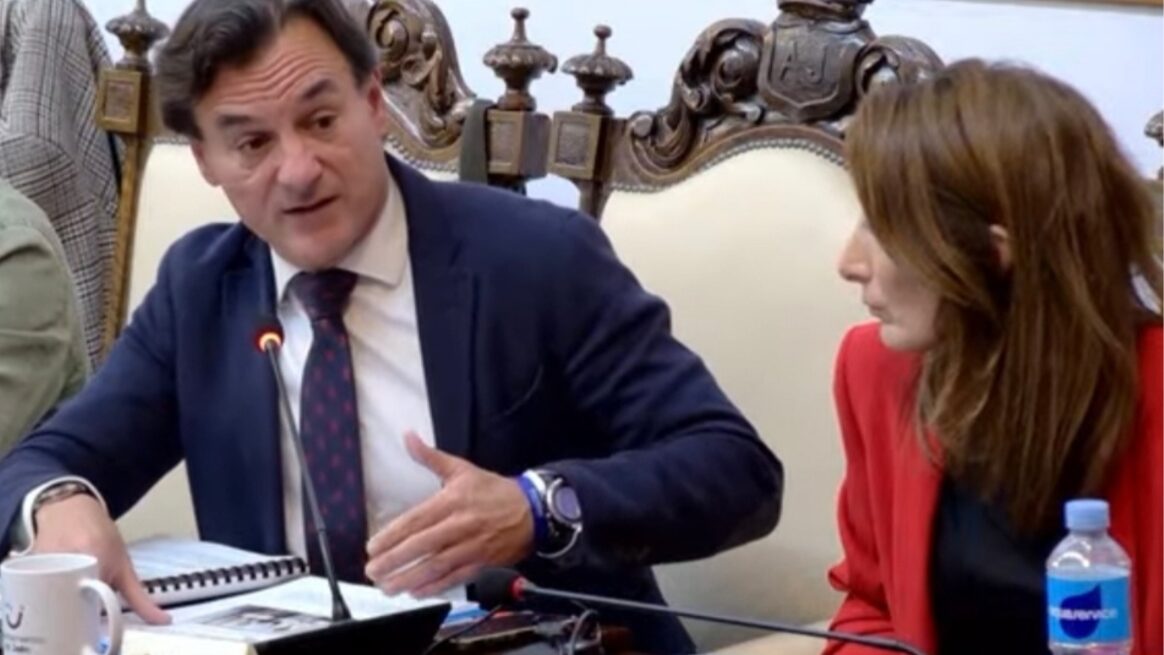 Pleno municipal en el fragor de la batalla, juicio al acuerdo PSOE-JM+ y a la Junta…y González Romo en su papel de político y poeta