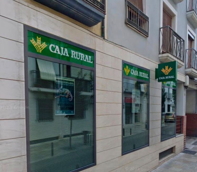 A la forma de Paredes: Salvemos del cierre la oficina de Caja Rural en la calle Martínez Molina de Jaén